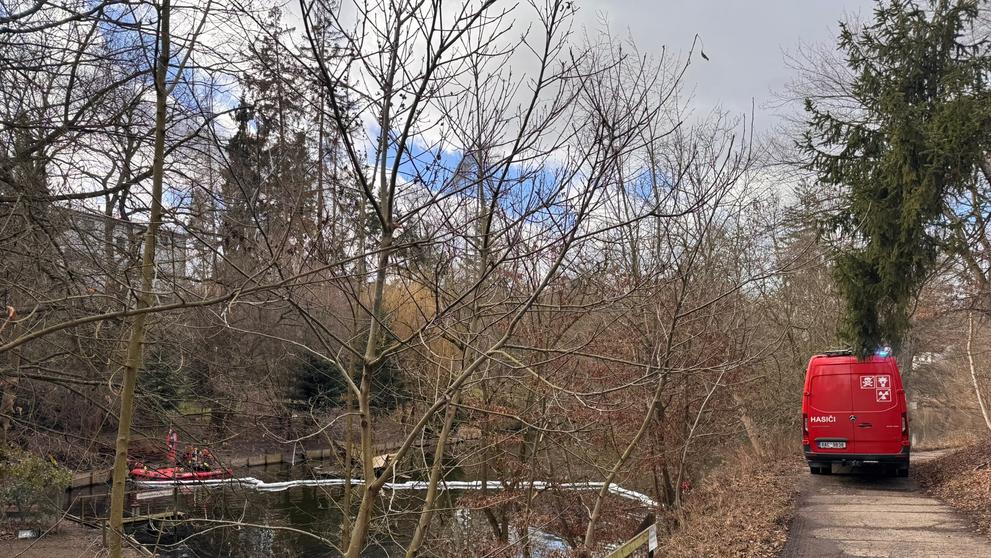 Neznámá látka unikla do Kunratického potoka (3)