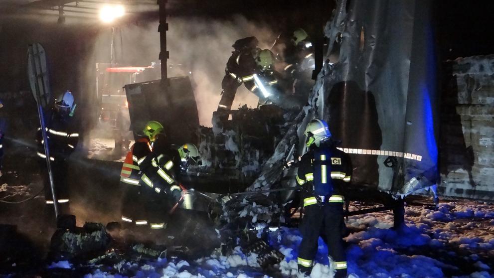 Řidič naštěstí stihl návěs odpojit, moc z něj po požáru nezbylo