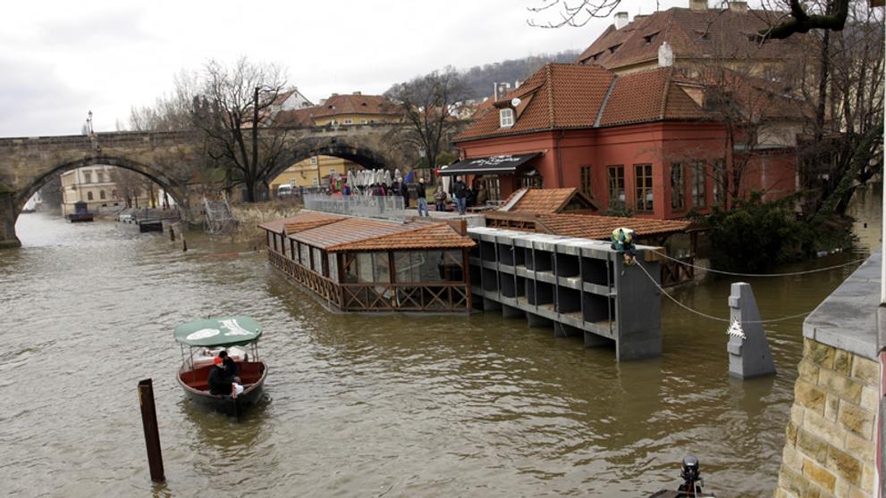 Zavírání protipovdňových vrat na Čertovce.