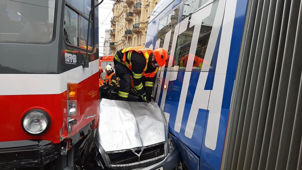 Nehoda dvou tramvají a osobního auta blokuje v Brně - 1
