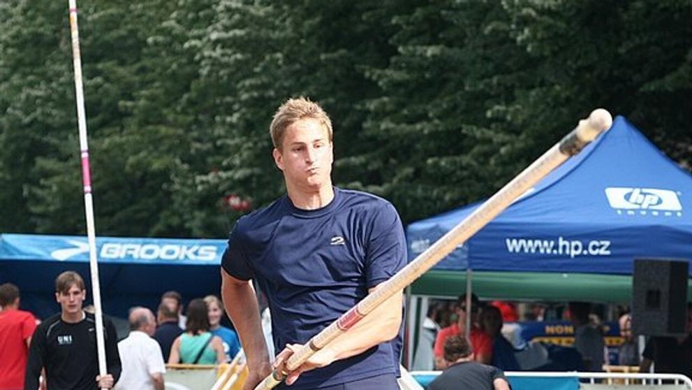 Jedna z nadějí české atletiky dvacetiletý František Staněk při jednom ze svých pokusů.