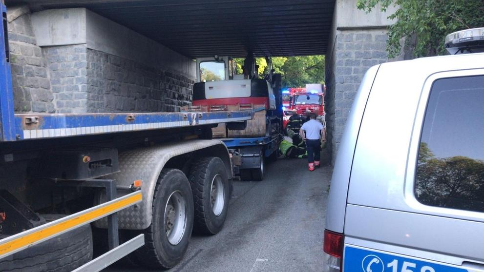 Souprava převážející bagr zablokovala viadukt ve Všestarech - 2