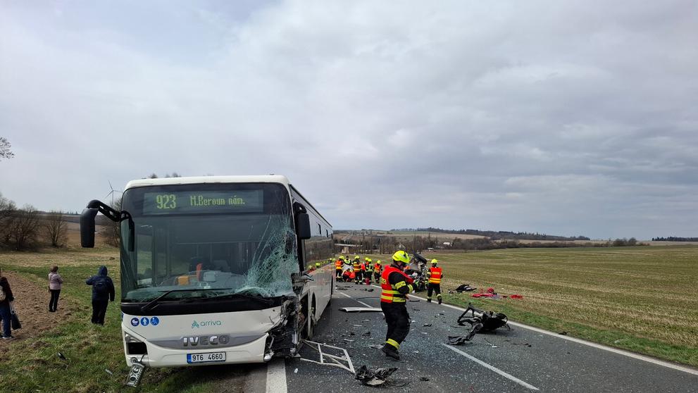 Nehoda autobusu s automobilem u Horní Loděnice
