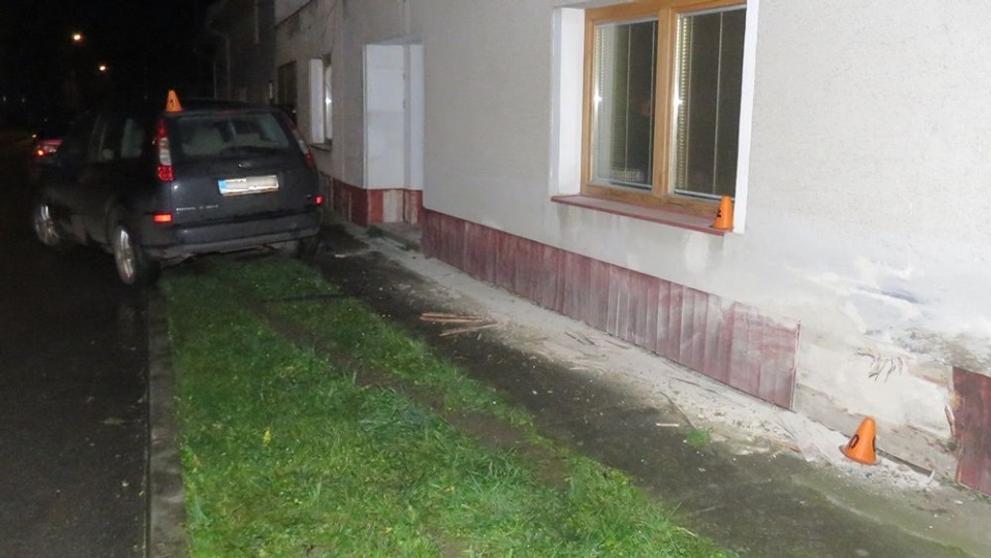 Auto narazilo do domu - 2