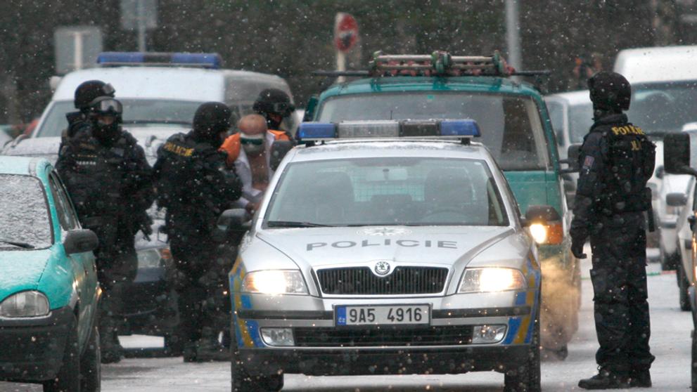Zadržení muže, který přepadl banku a držel v ní 2 ženy-7