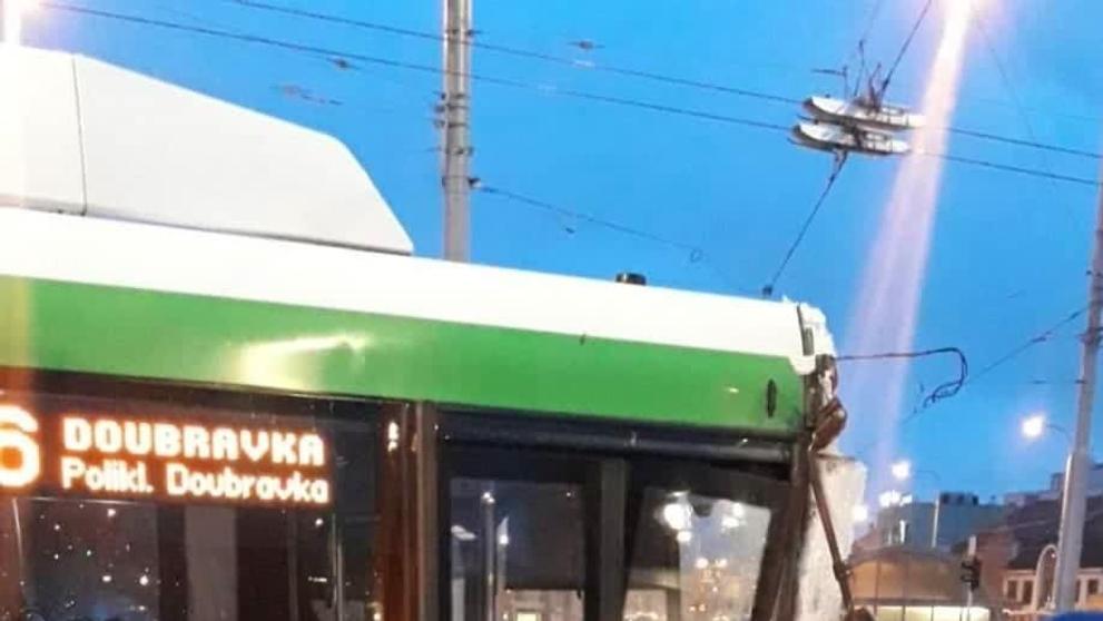 Srážka trolejbusu s tramvají v Plzni - 2
