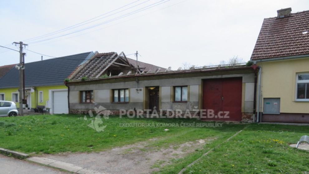 Rodinný dům v obci Hvězdlice (2)