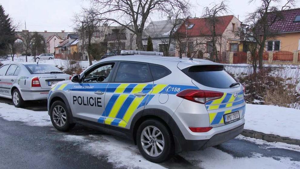 Muž zaútočil na policistu lahví alkoholu