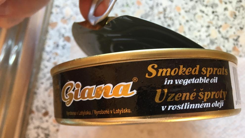 Uzené šproty v oleji mohou obsahovat úlomky kovu - 1