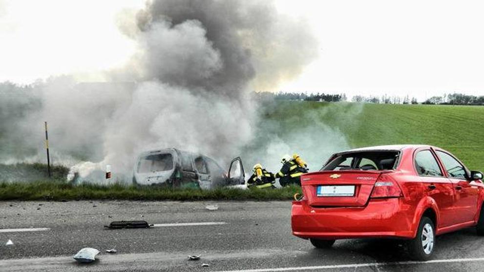 Auto po nehodě totálně shořelo