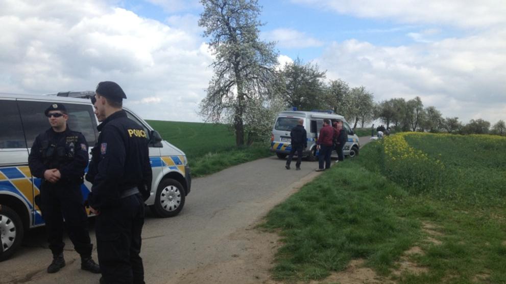 Nález dvou lidských těl u silnice v Uhříněvsi