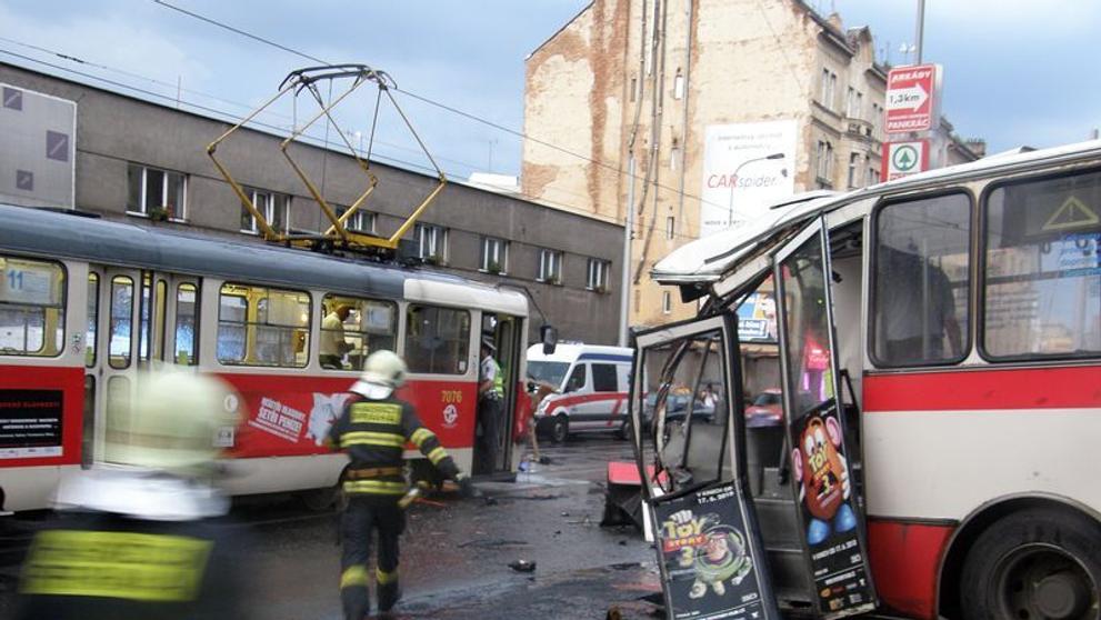 Srážka tramvaje a autobusu v pražských Nuslích - 8