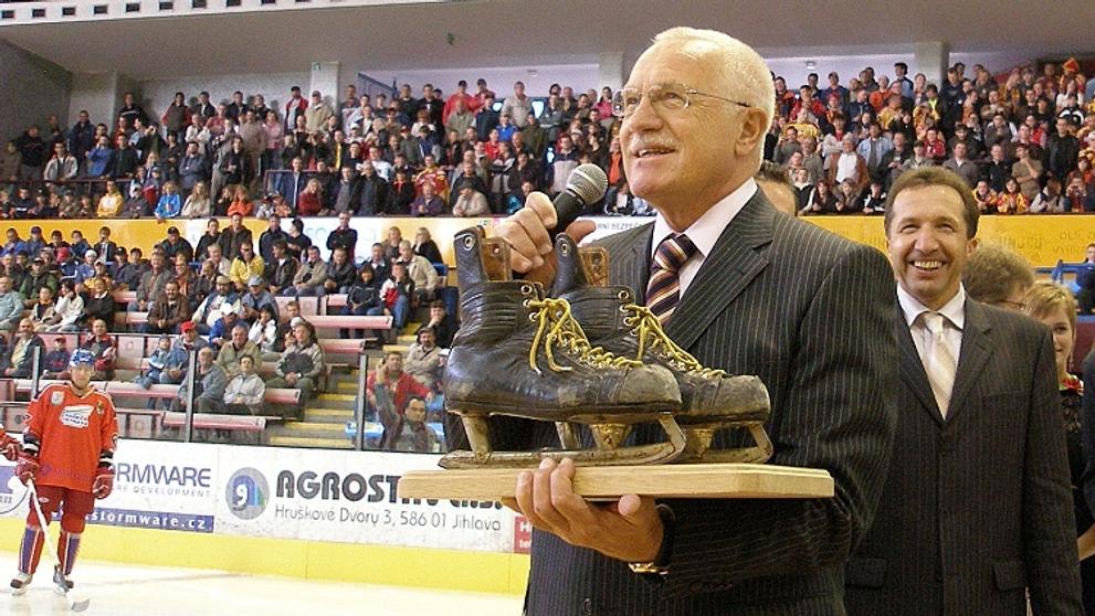 Václav Klaus si na popularitě dává záležet. Na snímku při návštěvě hokejové Dukly Jihlava. 