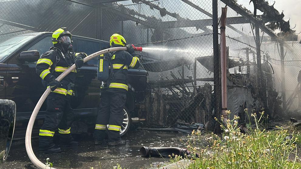 Požár autoservisu v Běchovicích (15)