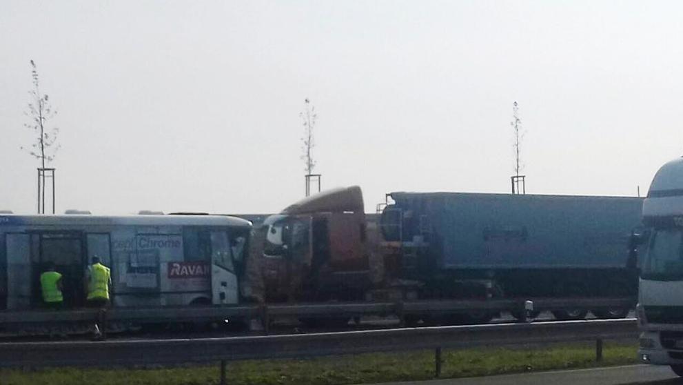 Nehoda autobusu a náklaďáku u Nymburka - 3