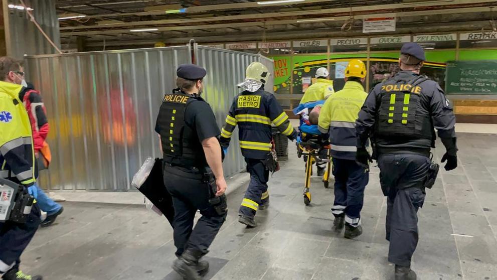 Muže shodil po hádce do kolejiště metra - 23