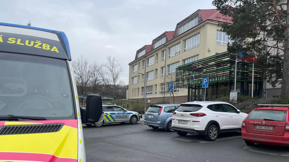 Zásah policie na základní škole v Černošicích