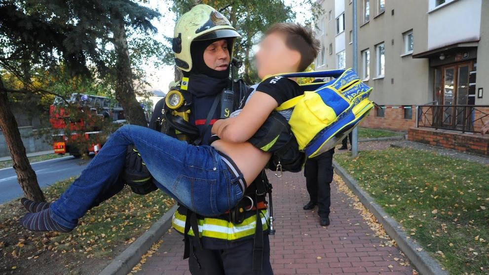 V pražských Kbelích hořel byt! Hasiči zachránili 10 lidí a 4 mazlíčky!