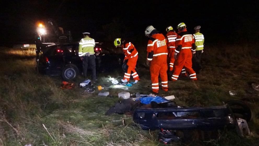 Vlak auto odhodil a převrátil na střechu, řidiče museli vyprostit hasiči