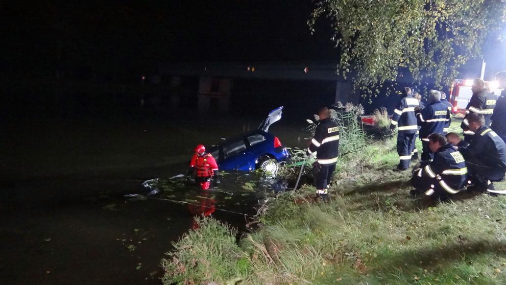 Potápěči uplavané auto nejdřív museli najít, pak ho uvázali a kolegové ho vytáhli pomocí navijáku