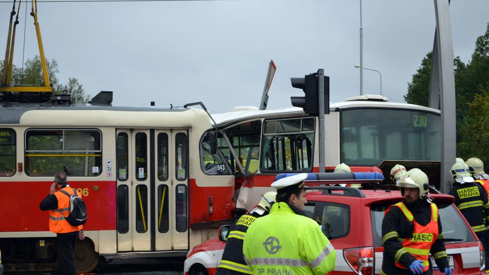 Srážka tramvaje s autobusem na Barrandově - 2