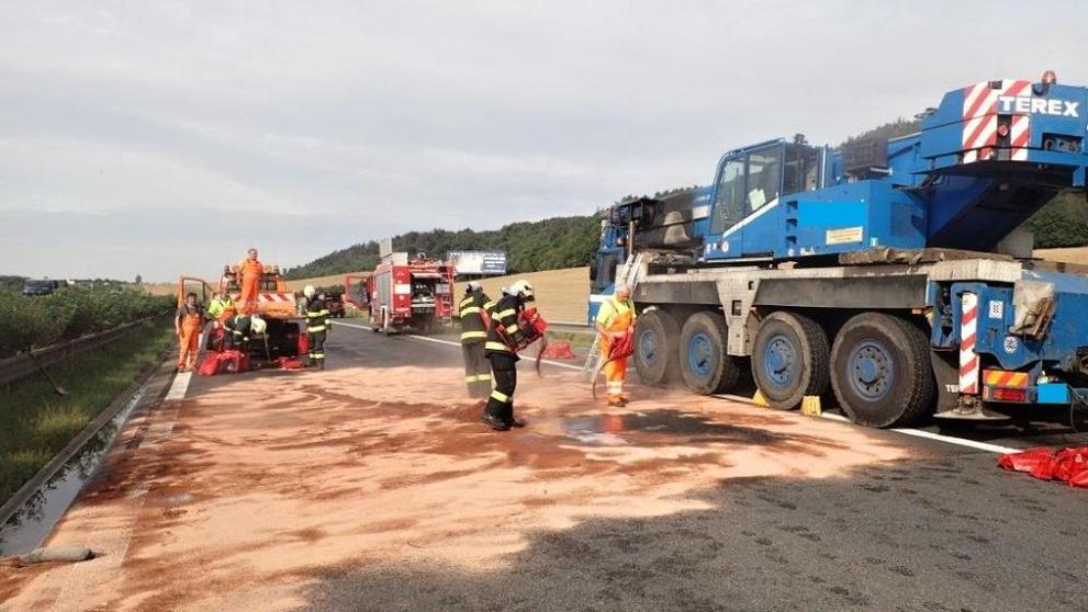 Požár autojeřábu na dálnici D5