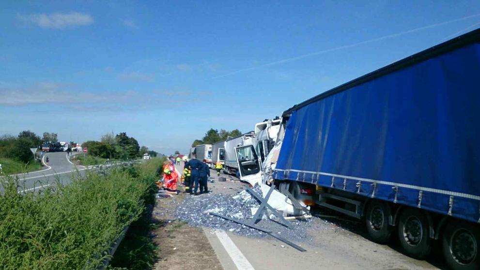 Hromadná nehoda šesti kamionů na D2 - 2