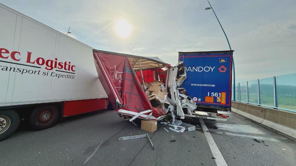 Nehoda nákladních vozidel na pražském okruhu