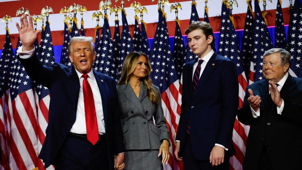 Donald Trump a Melania Trumpová s jejich synem Barronem a otcem Melanie