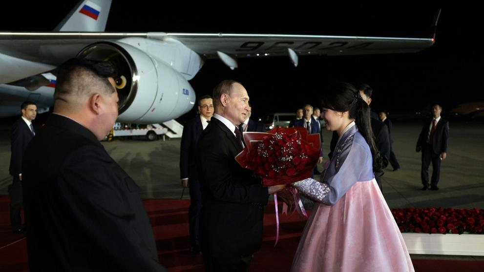 Vladimir Putin přicestoval do KLDR, na letišti je vítal Kim Čong-Un