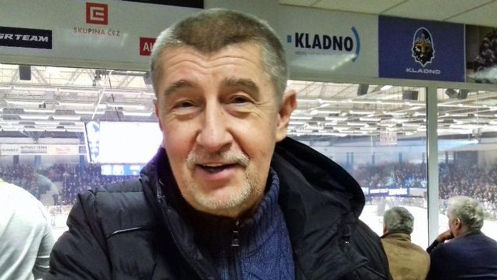 Andrej Babiš fandil Jágrovi na jednom ze zápasů Kladna.