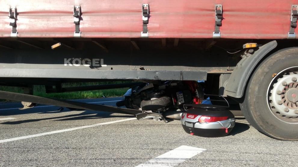 Motorkář narazil do otáčejícího se polského kamionu - 3