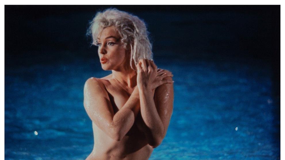 Marilyn Monroe nahá u bazénu - 1