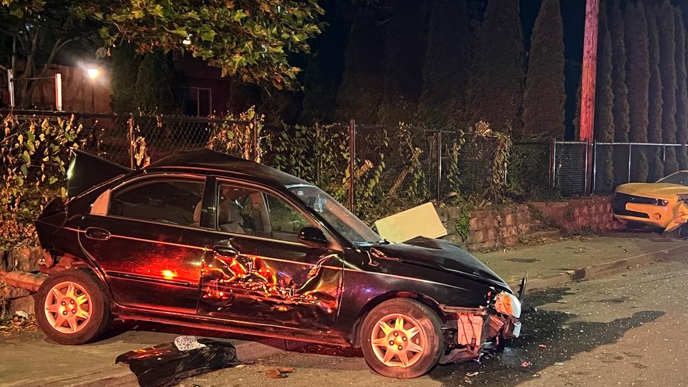 Zloděj ukradl hasičský vůz a ničil zaparkovaná auta