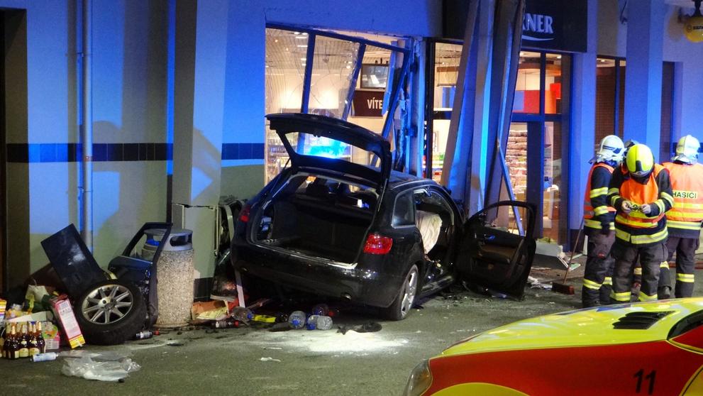 Auto je na odpis, značná škoda bude i na budově benzinky