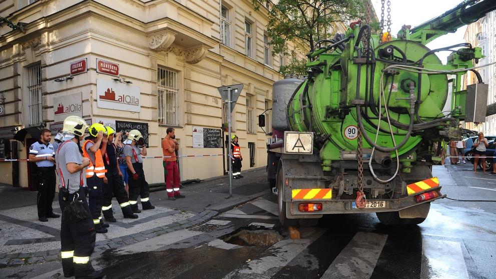 Pod čistícím vozem se v Italské propadla silnice - 17