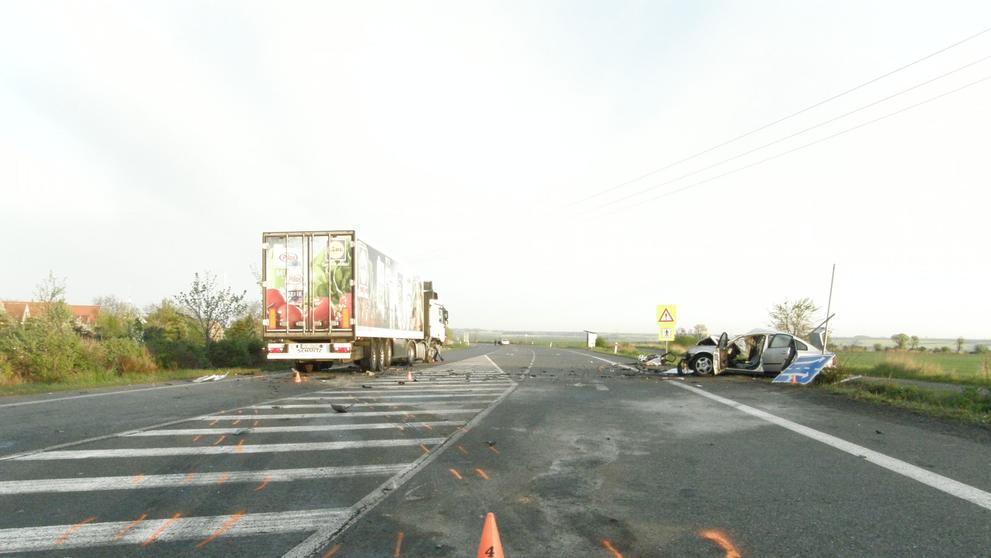 Passat se čelně srazil s kamionem u Kladna - 2