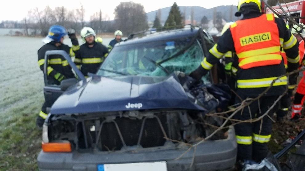 Auto v Třemošnici narazilo do stromu - 3