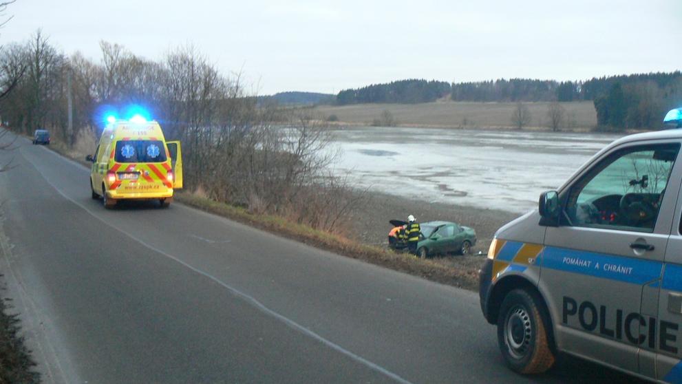 Auto skončilo v rybníce - 1