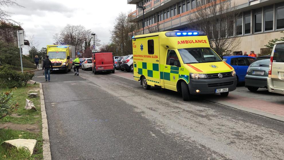Záchrana osoby, která skočila z okna v areálu FNKV - 1