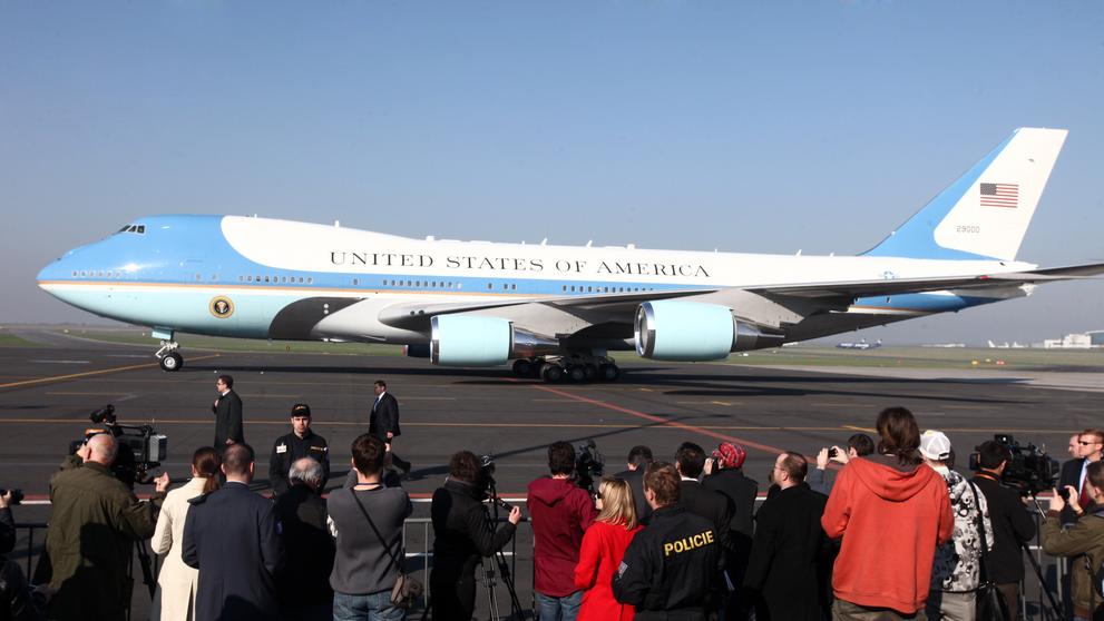 Barack Obama přiletěl do Prahy