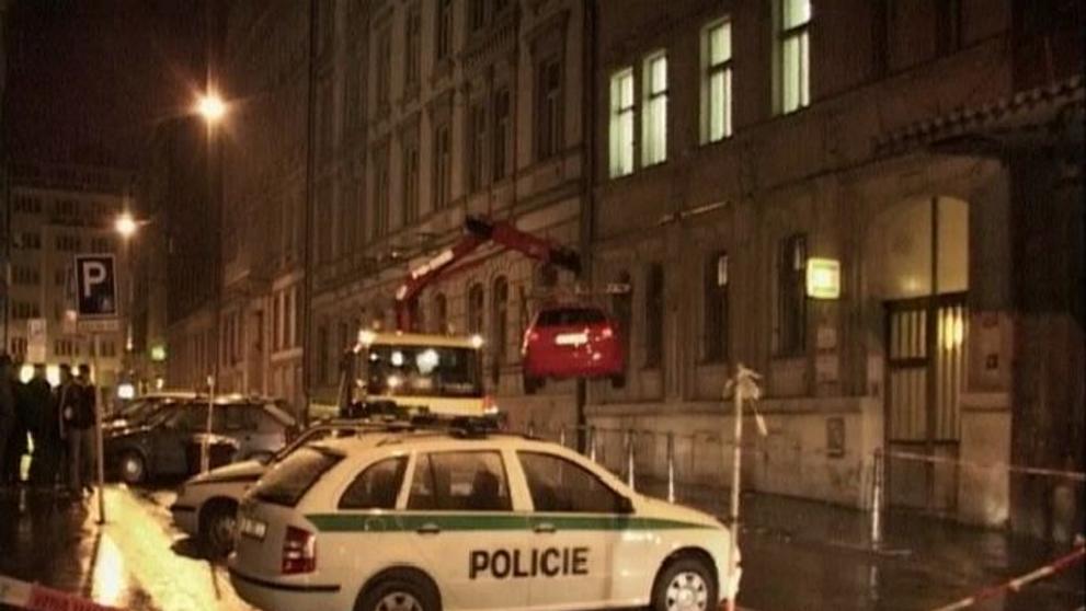 Záběry z místa činu bezprostředně po přestřelce. Policisté zajišťují důkazy.