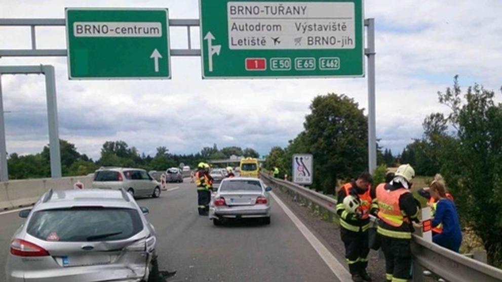 Nehoda čtyř aut u Brna - 1