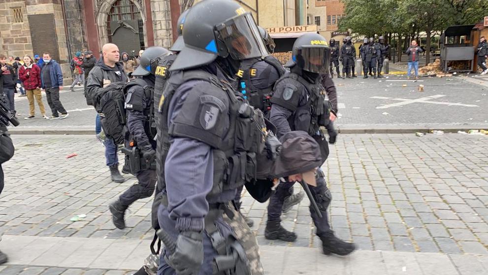 Demonstrace fotbalových chuligánů na Staroměstském náměstí se vyhrotila - 21