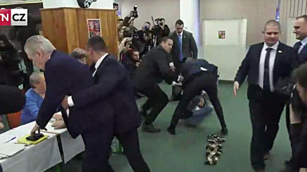 Miloš Zeman napadený u voleb - 3