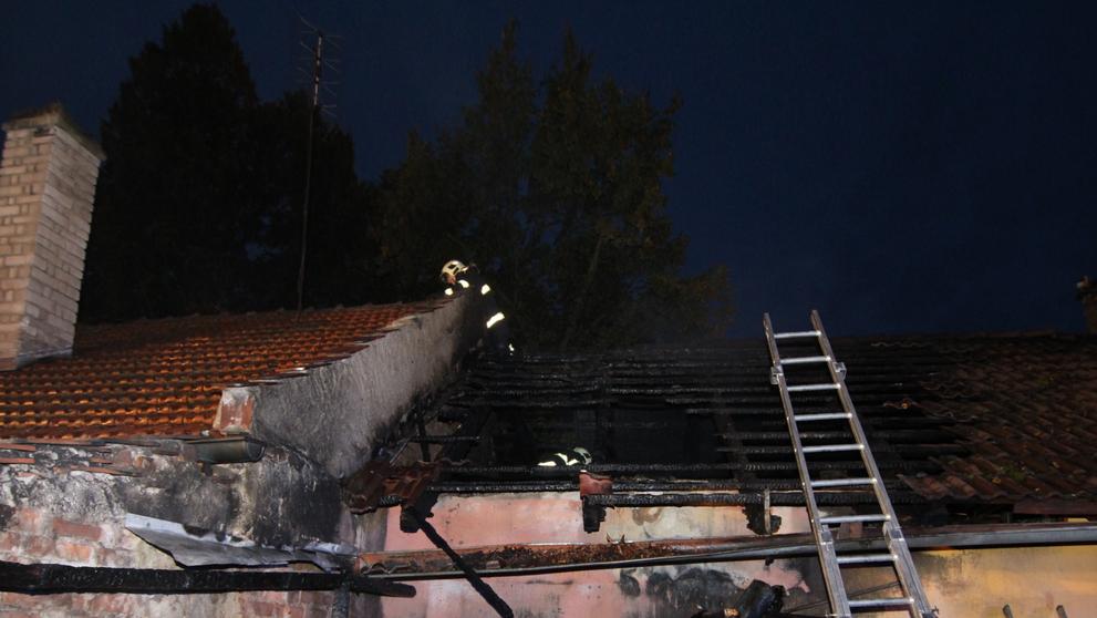 Na Kolínsku hořel rodinný dům, škoda je tři čtvrtě milionu - 13