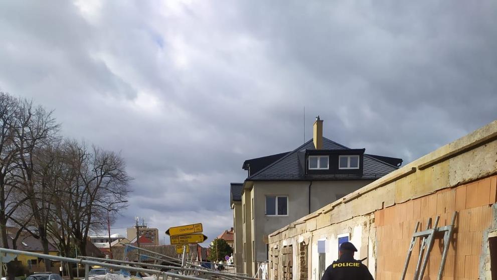 Pád lešení na zaparkovaná vozidla  (1)