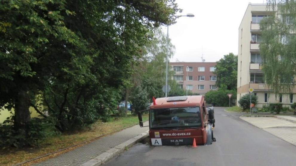 Propadlá silnice v Děčíně - 2