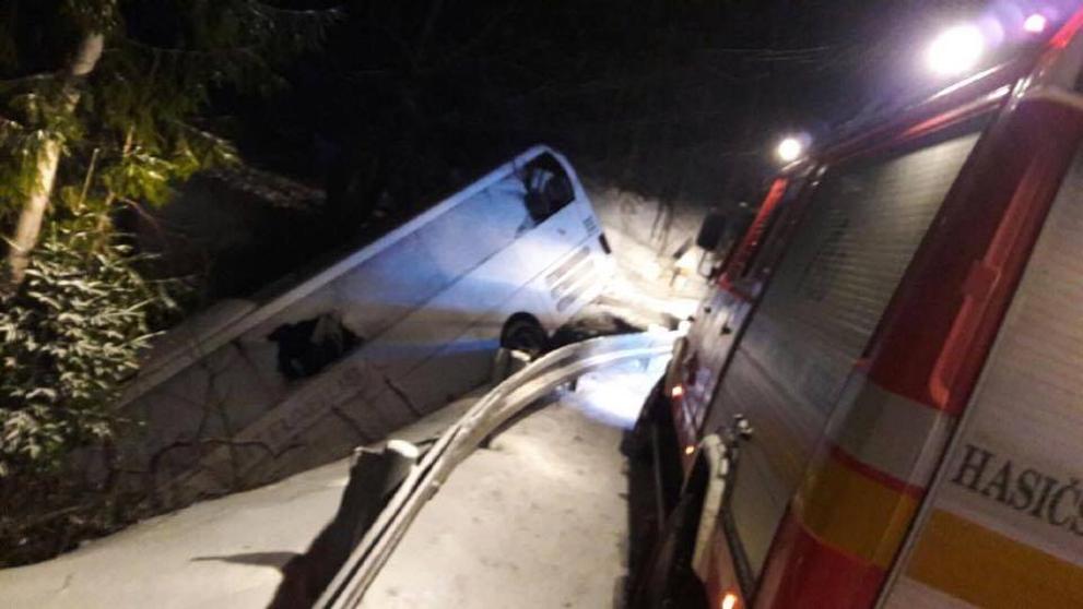 Linkový autobus po nehodě zůstal viset nad roklí - 2