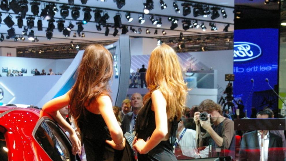 modelka, paříž, autosalon